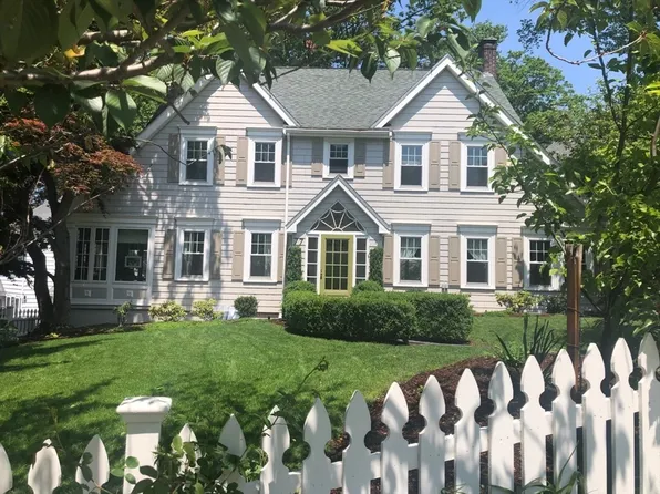 77 Larchmont Ave, Newton, MA 02468