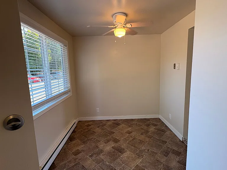 C2402 - Maple Court Apartments — Photo 28