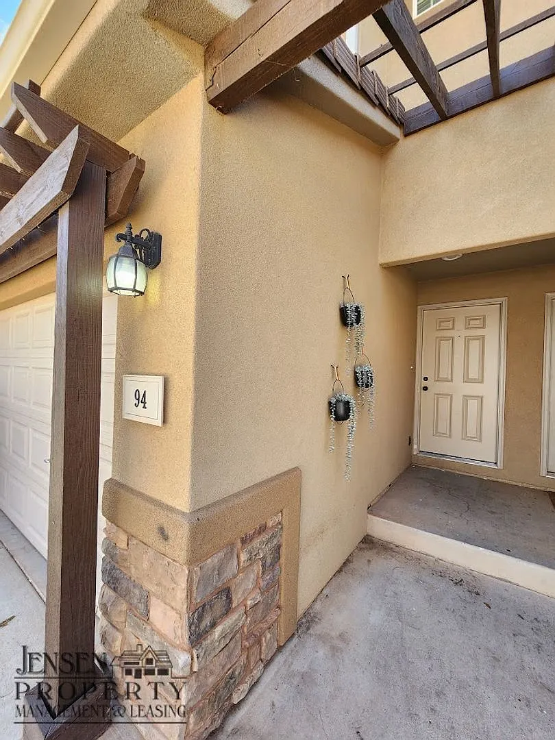 Building Photo - 1000 E Bluff View Dr #94