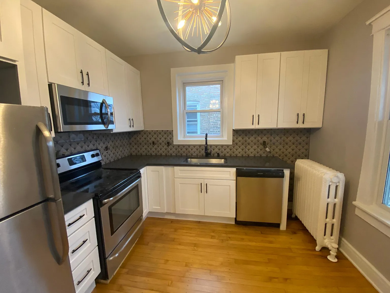 3 bed, 1400 sqft, $2,300 — Photo 4