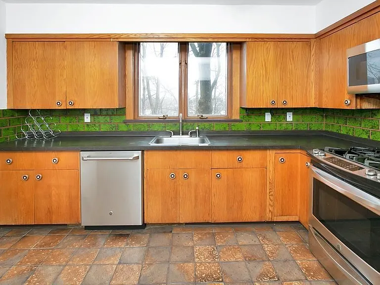 2730 Edgehill Ave — Photo 9