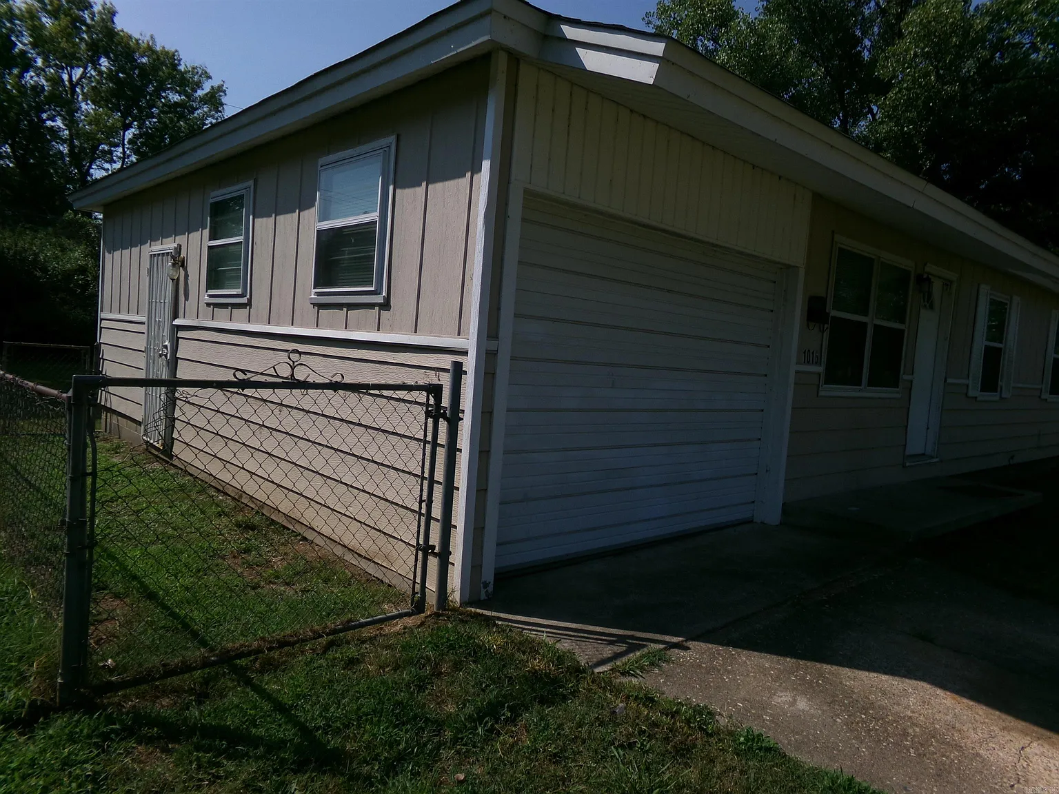 3 bed, 1.5 bath, 1024 sqft, $1,100 — Photo 3