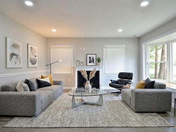 3rd image of 8 Colonial Ct