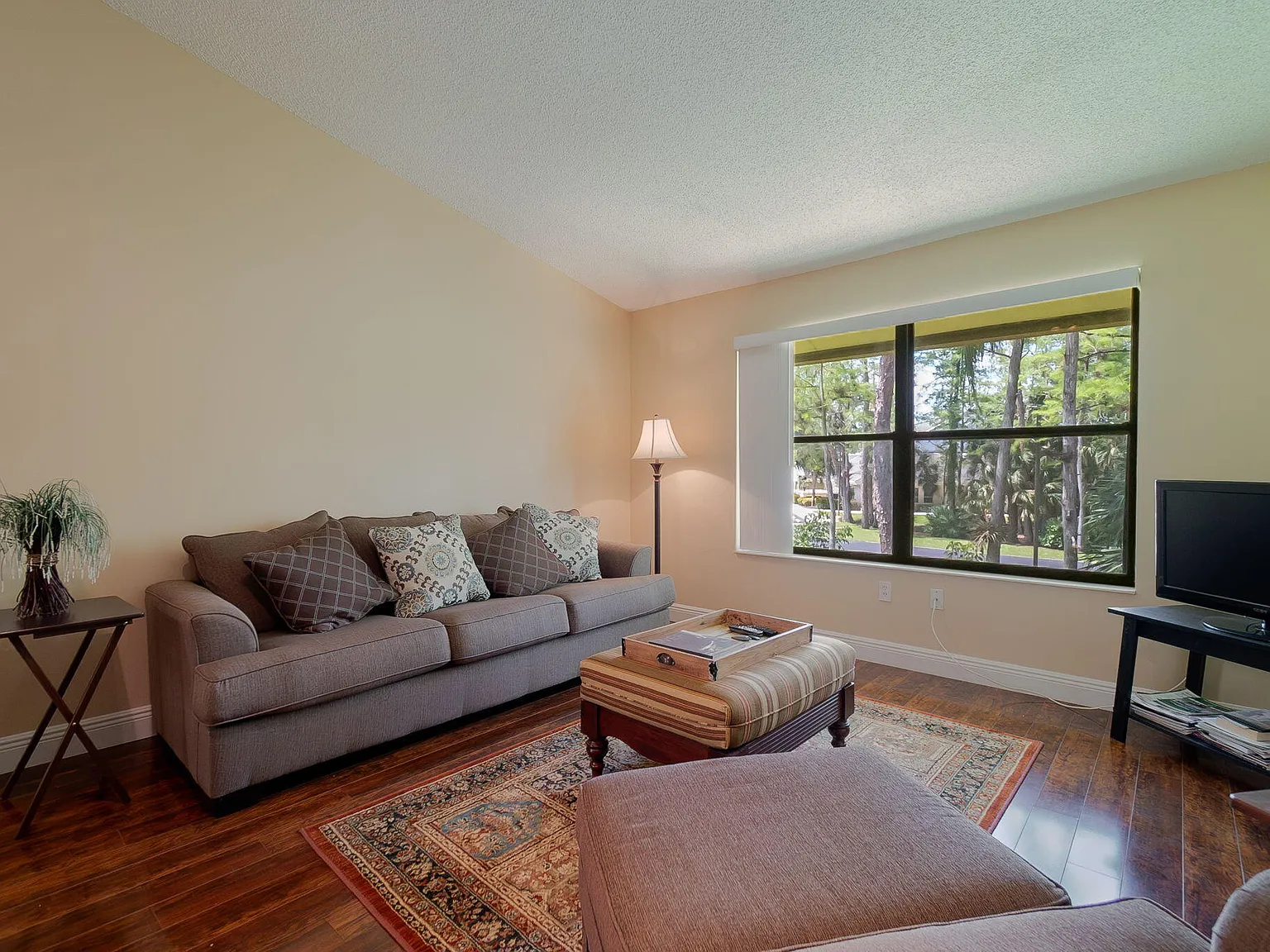 3 bed, 2.0 bath, 1300 sqft, $2,600 — Photo 1