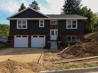 3080 Helen Ridge Ct, Dubuque, IA 52001