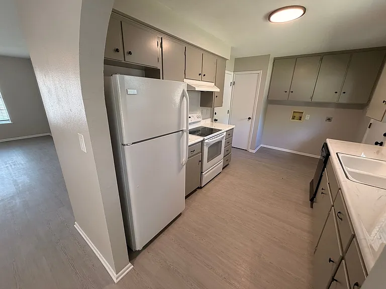 795 Albert St — Photo 9