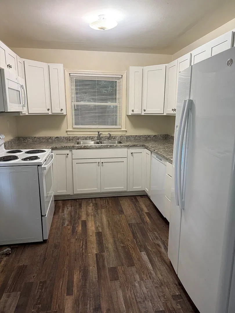 4 bedroom 2 bathroom house — Photo 3