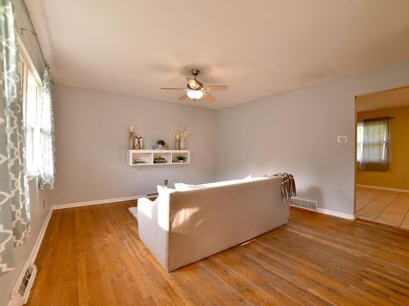 4th image of 1533 Valley Dr