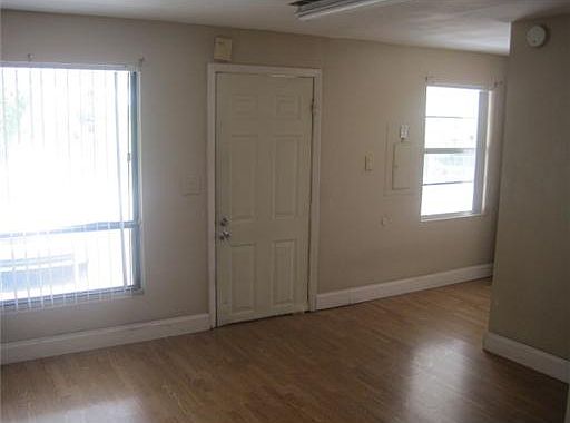 4th image of 5410 Parker Ave