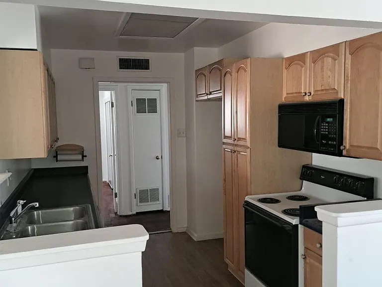 1504 Fairfield Dr — Photo 5