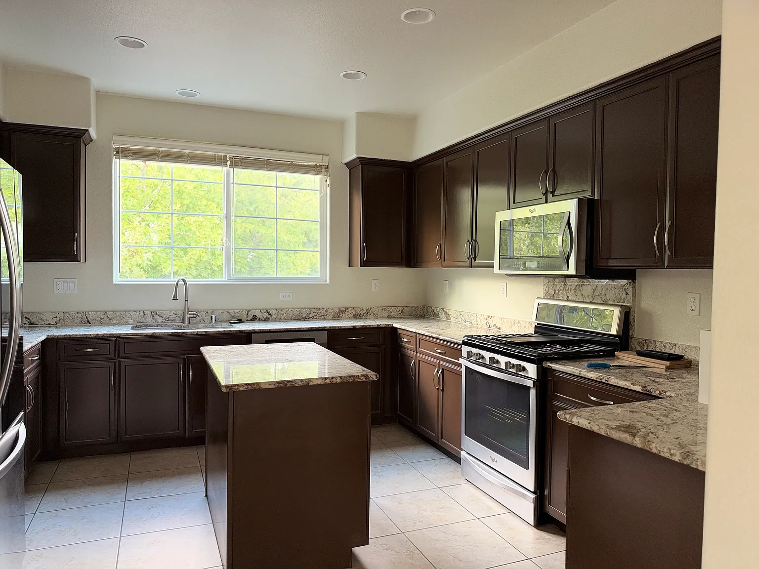 4 bed, 3.5 bath, 2006 sqft, $4,900 — Photo 3