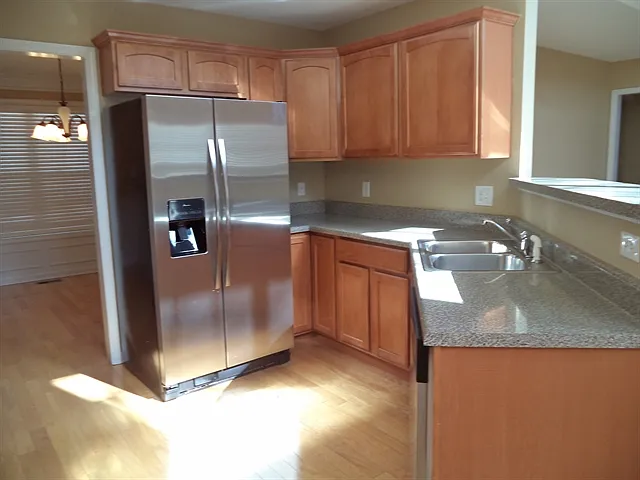 3 bed, 2.5 bath, 2200 sqft, $2,595 — Photo 3
