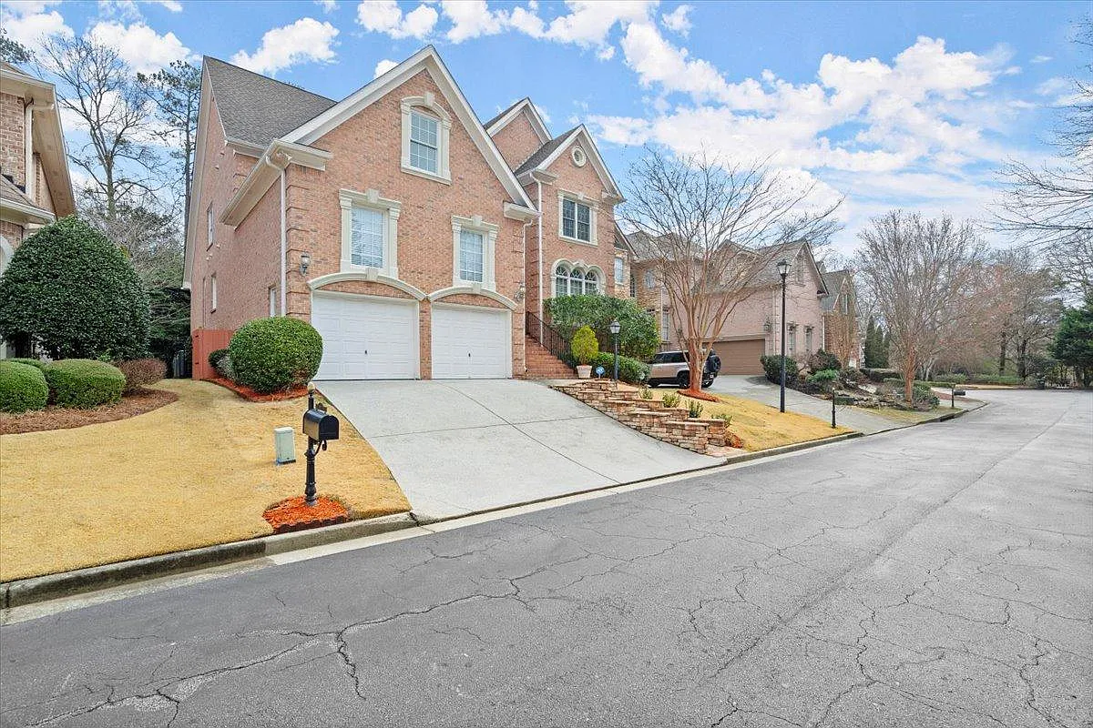 875 Wescott Ln — Photo 3