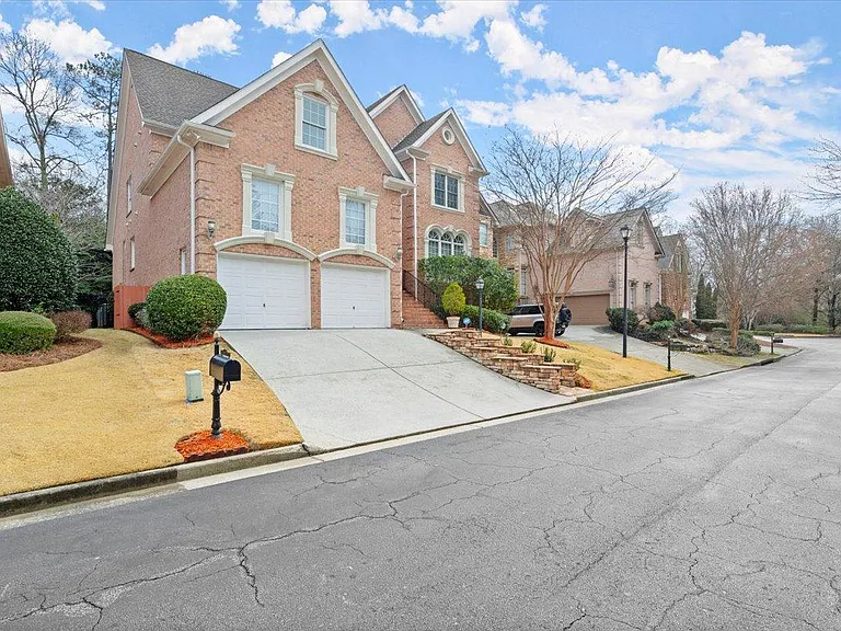 875 Wescott Ln — Photo 3