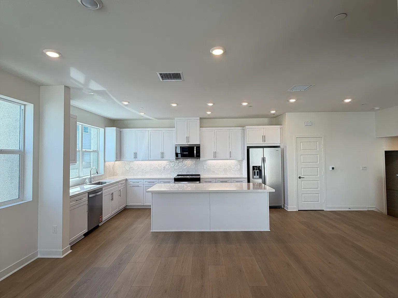 3 bed, 2.5 bath, 1634 sqft, $3,500 — Photo 4