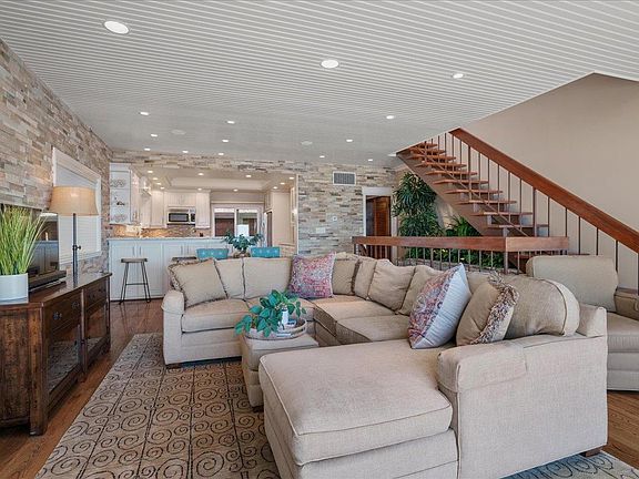 5th image of 340 Beach Dr