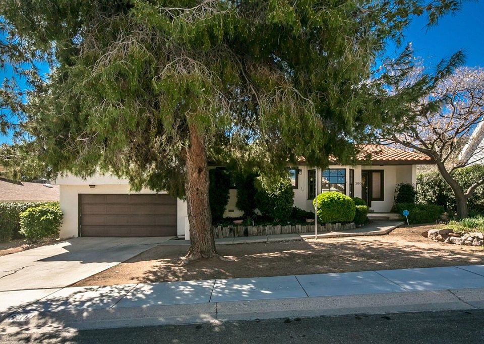 1st image of 300 Greenway Dr