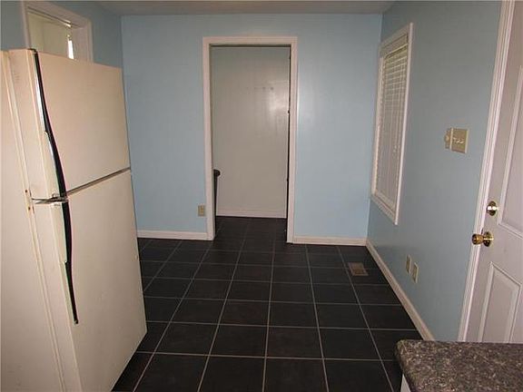 5th image of 2411 Oak St