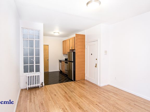 4th image of 215 E 88th St #5RE