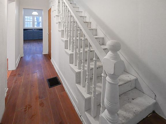 5th image of 207 Willard St