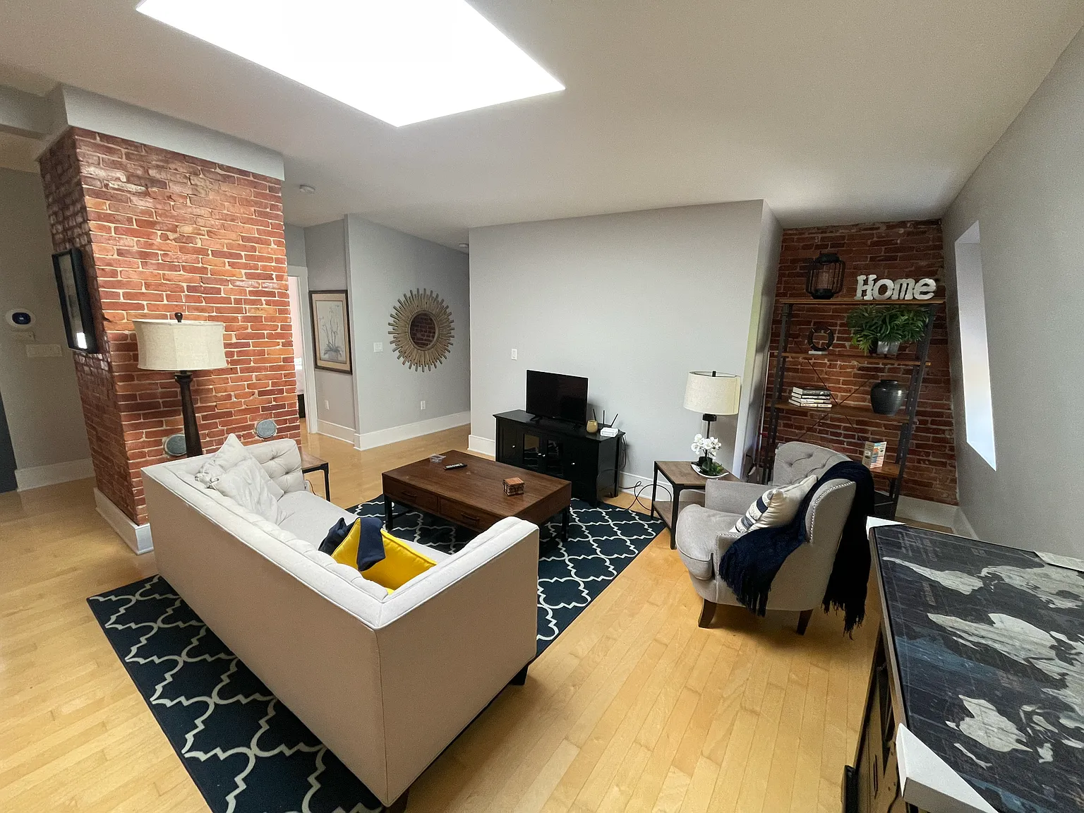1 bed, 868 sqft, $2,400 — Photo 1