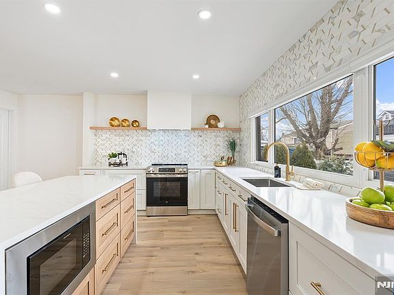 3rd image of 290 Queen Anne Rd