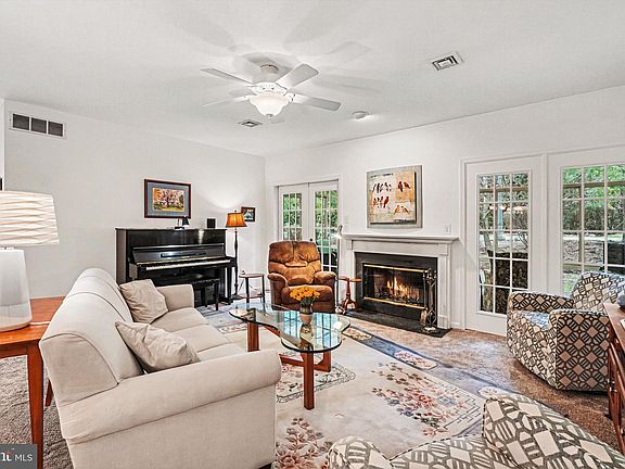 5th image of 33 Sterling Ct