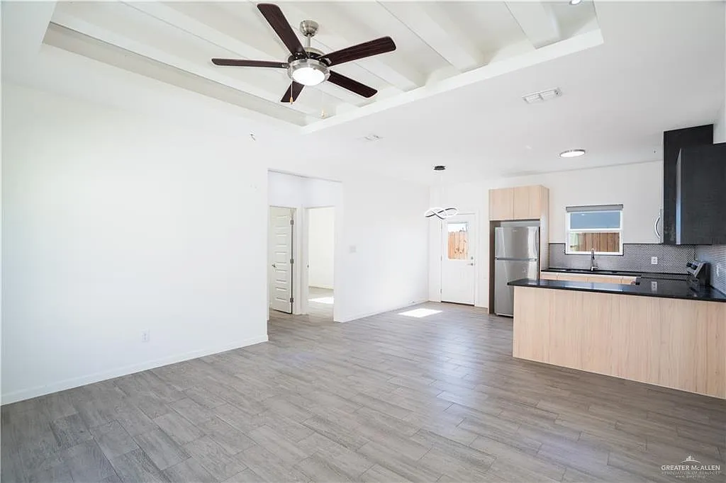 3 bed, 2.0 bath, 1150 sqft, $1,300 — Photo 2