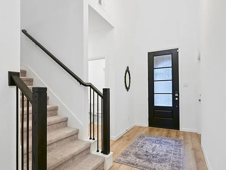805 Westwood Dr — Photo 3