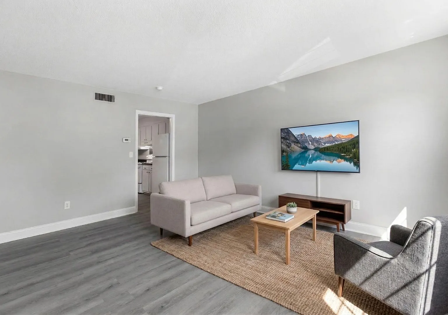 Comfortable 2-Bedroom Home with Dishwasher and Laundry Hookups — Photo 2