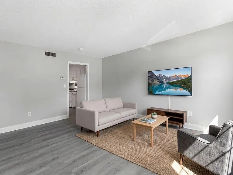 22 Forsyth St — Photo 2