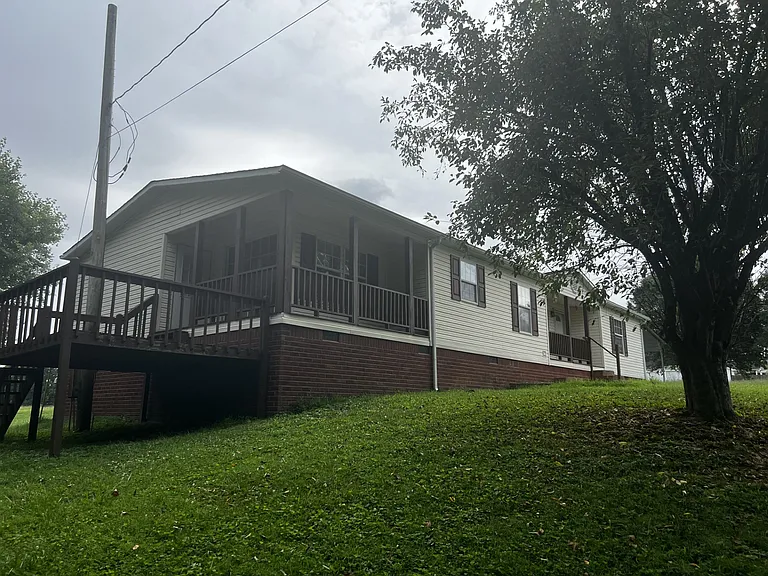 1098 Victory Ln — Photo 2