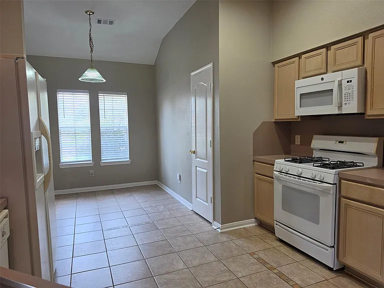 7002 Plaza Del Sol Dr #D — Photo 4