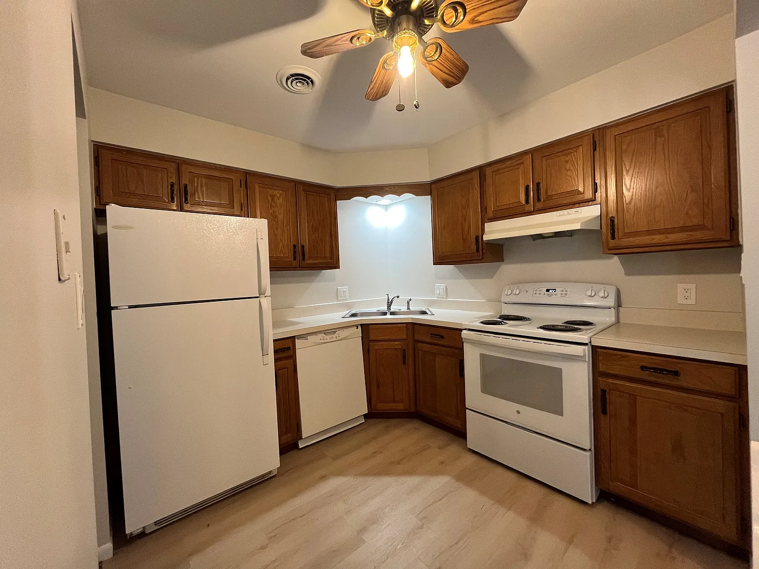 2 bed, 930 sqft, $1,600 — Photo 3