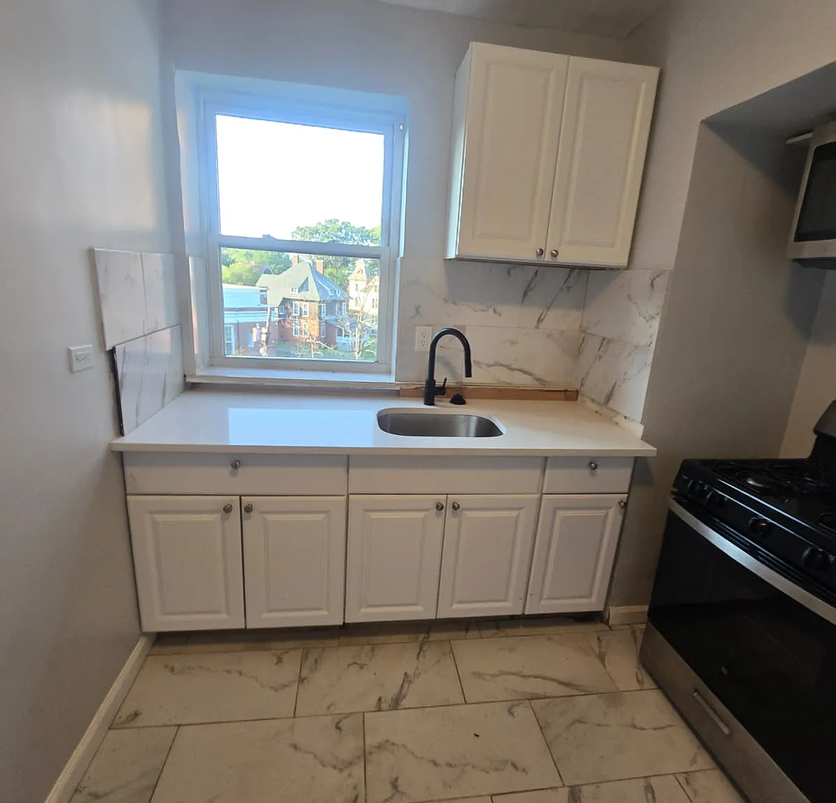 4 bed, $3,000 — Photo 1