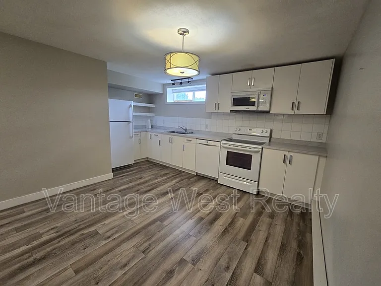 1291B Kelglen Cres — Photo 2