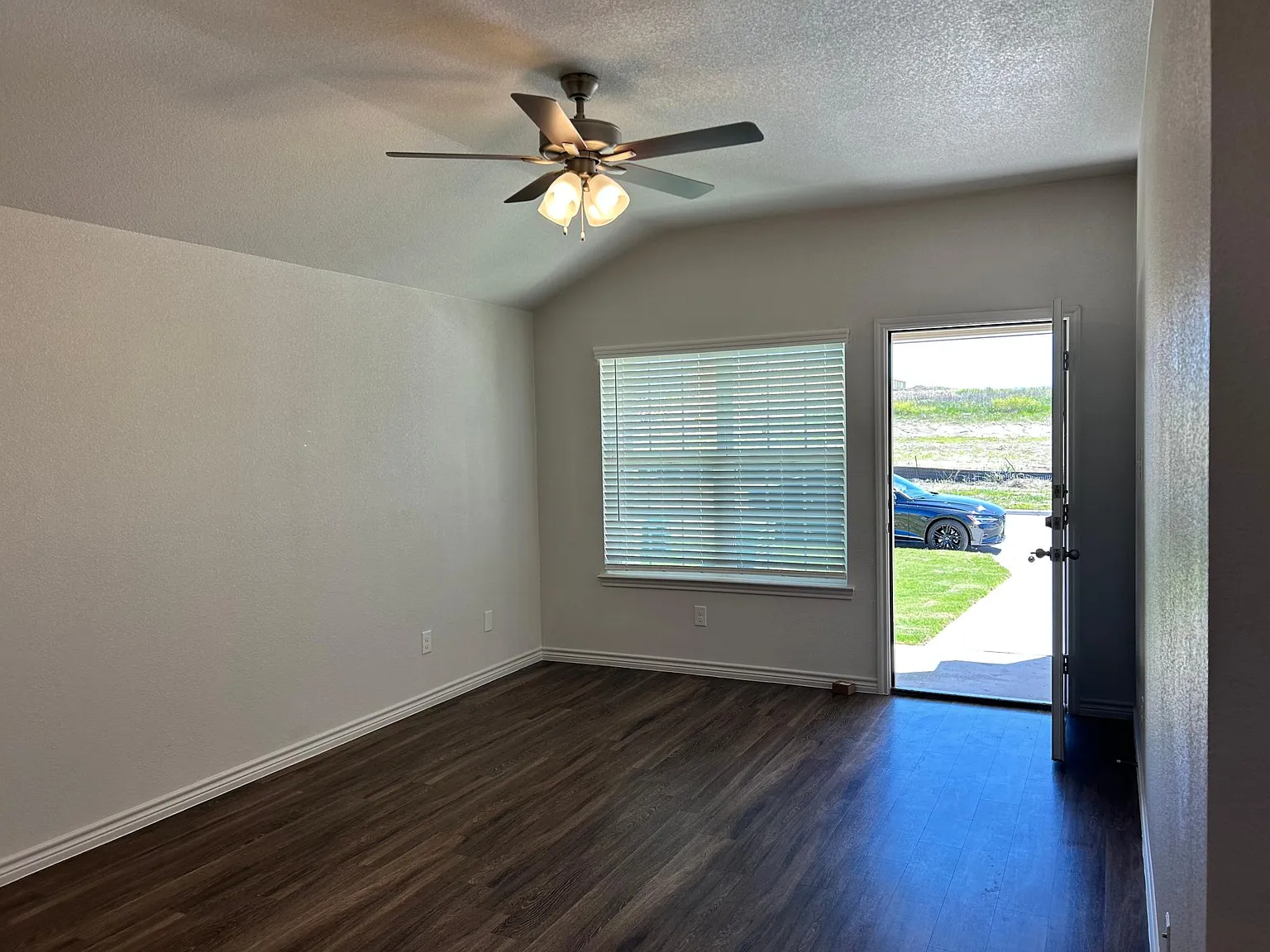 3 bed, 1300 sqft, $1,350 — Photo 4