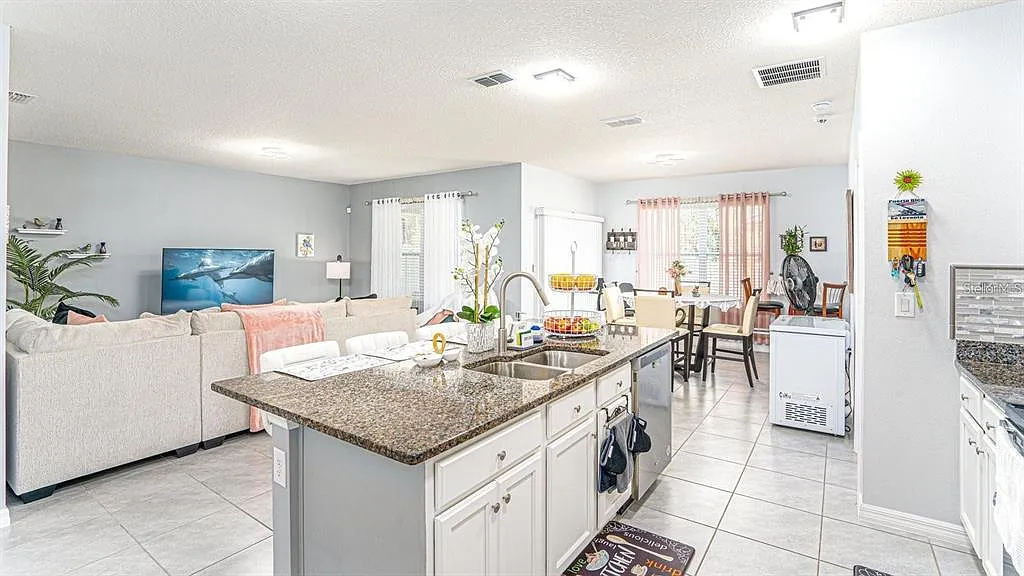 3 bed, 2.0 bath, 1672 sqft, $2,399 — Photo 4