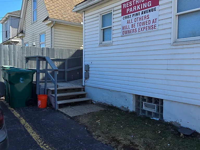 2902 Pine Ave #1B — Photo 2