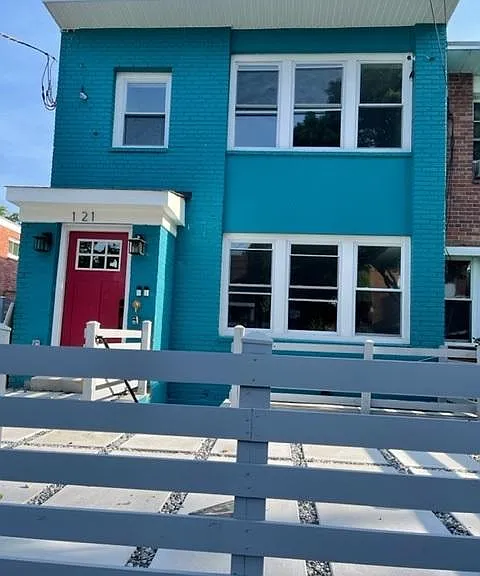 121 Victor St NE #B — Photo 1