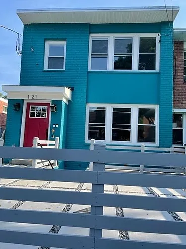 121 Victor St NE #B Photo 1