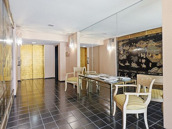 5th image of 1220 Roxbury Dr Unit 302