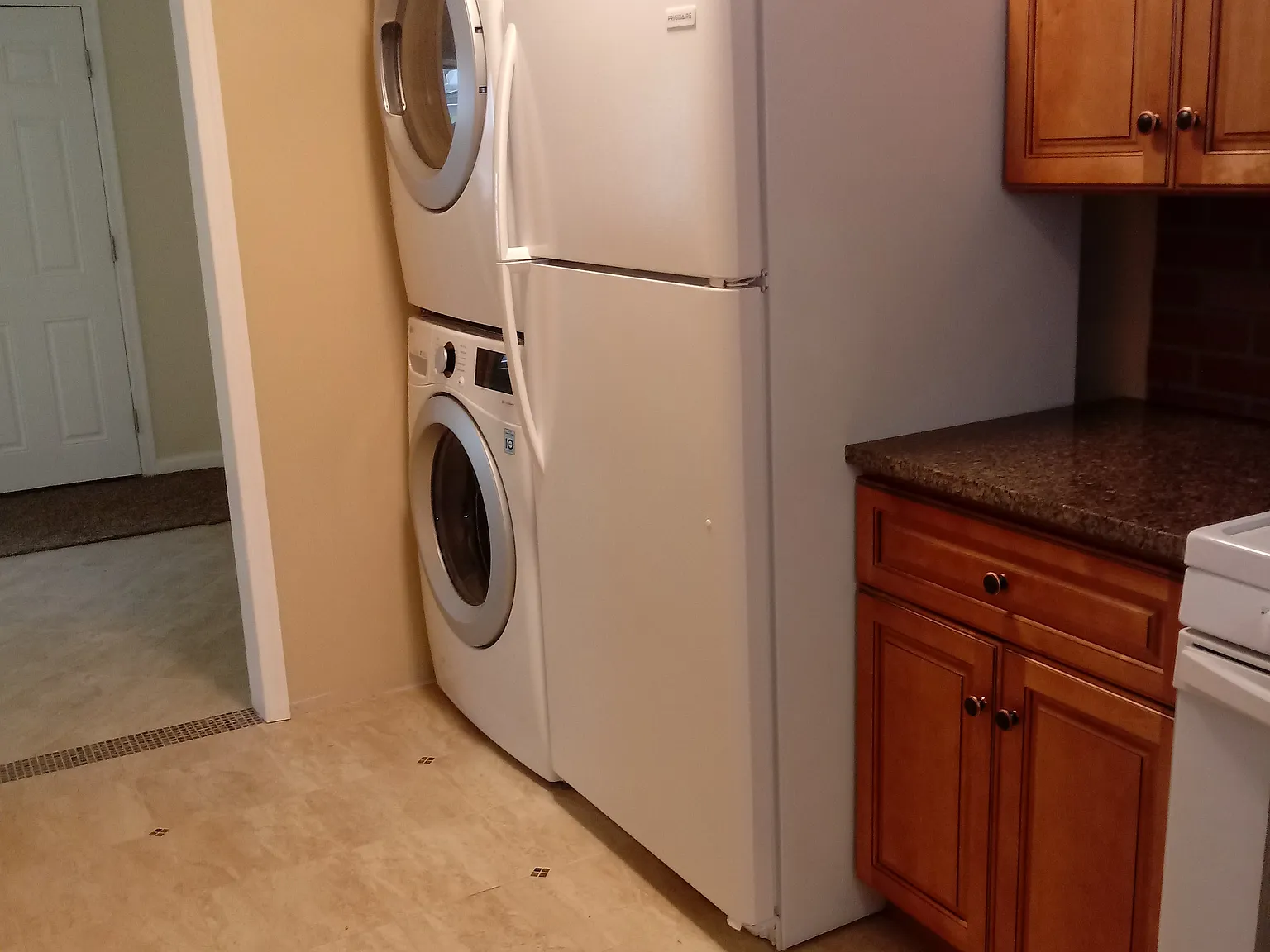 3 bed, 1.0 bath, 1200 sqft, $1,695 — Photo 3