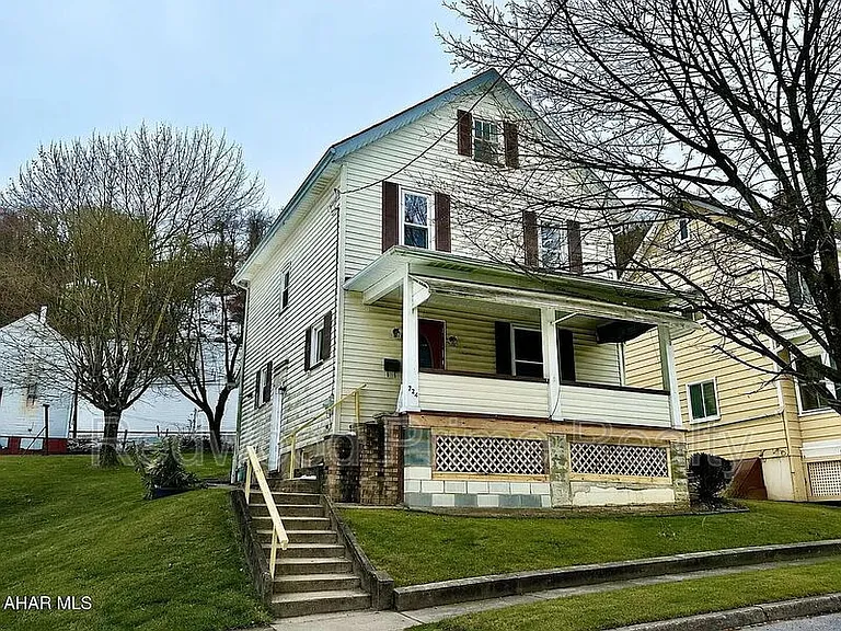 724 Russell Ave — Photo 1