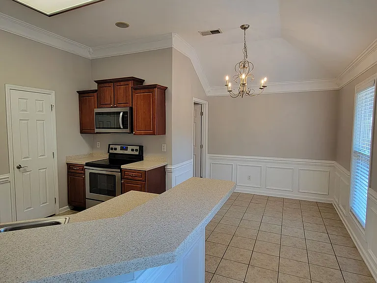 194 Romie Dr — Photo 3
