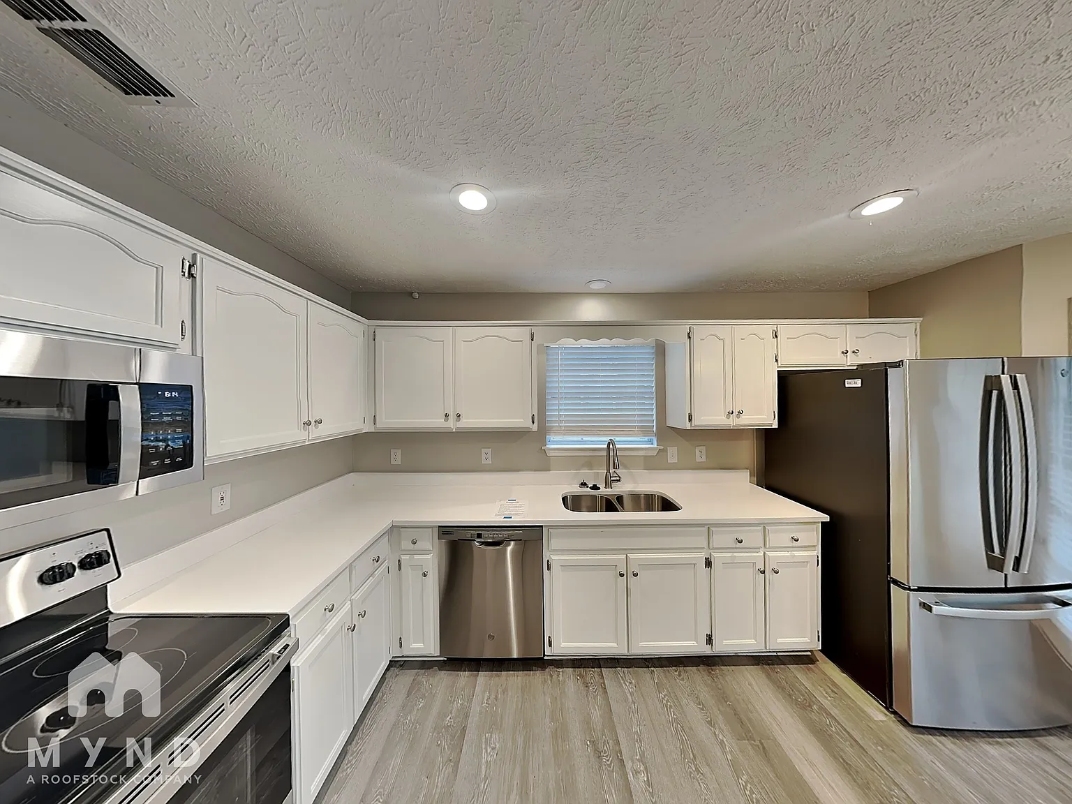 3 bed, 2.0 bath, 1489 sqft, $2,015 — Photo 2