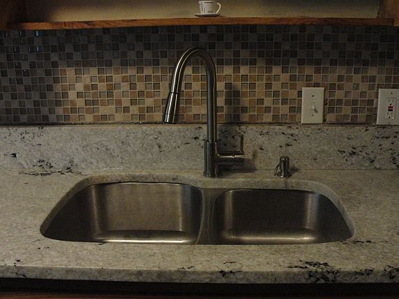 60/40 deep sink w/ pull down