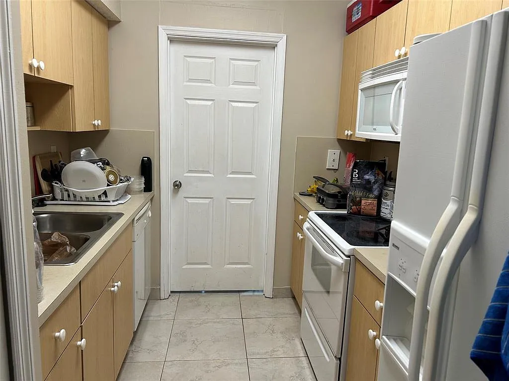 2 bed, 2.0 bath, 1061 sqft, $2,400 — Photo 2