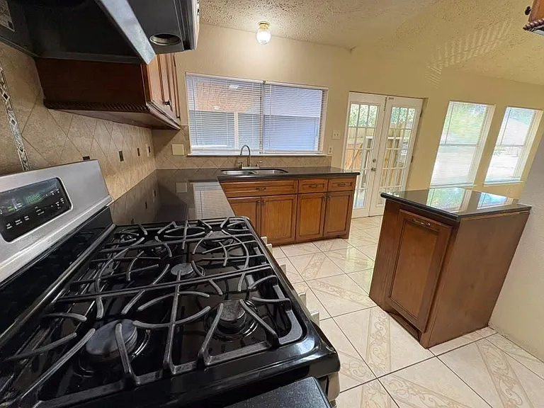 9210 Crescent Moon Dr — Photo 3