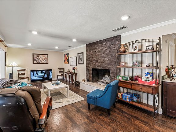 3rd image of 400 W Cayuga Dr